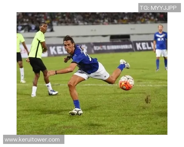 足球明星妻子们的美丽瞬间全景展示与背后的故事分享